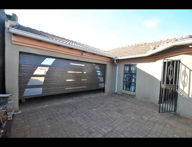 4 BEDROOM HOUSE FOR SALE IN VOSLOORUS